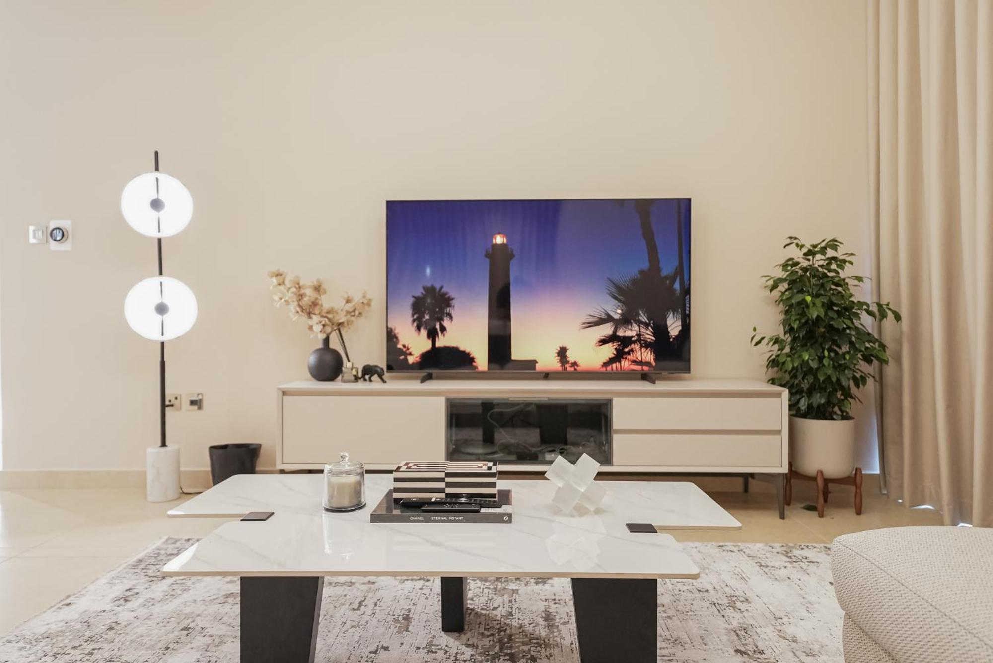 Luxe Living: Spacious Waterfront 2br In Marina Gate Apartment